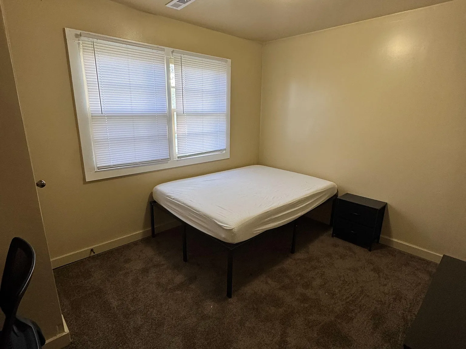 4 bed, 1.0 bath, 1000 sqft, $862 — Photo 1