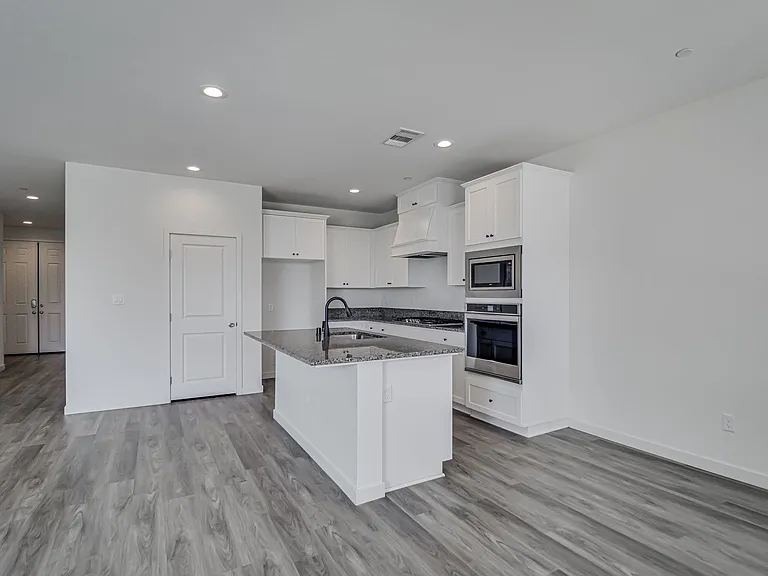 15017 Maryvale Ave — Photo 10