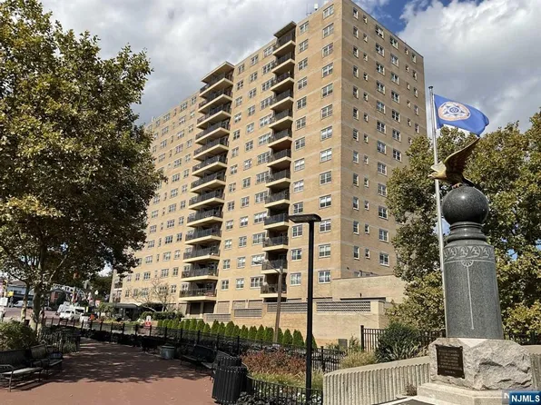 7100 Boulevard East #14-D, West New York, NJ 07093