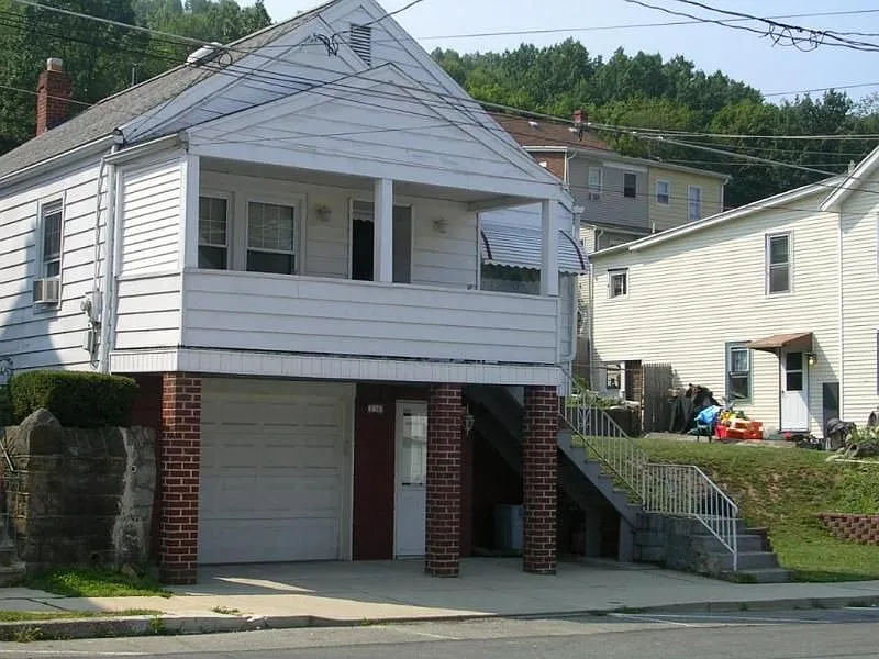 230 W Abbott St photo 1