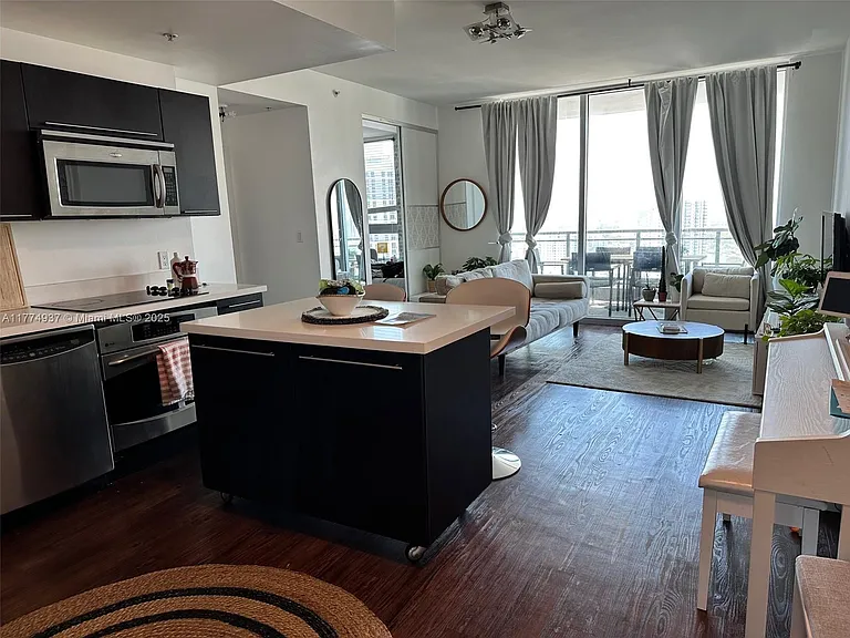 90 SW 3rd St #3107 — Photo 6