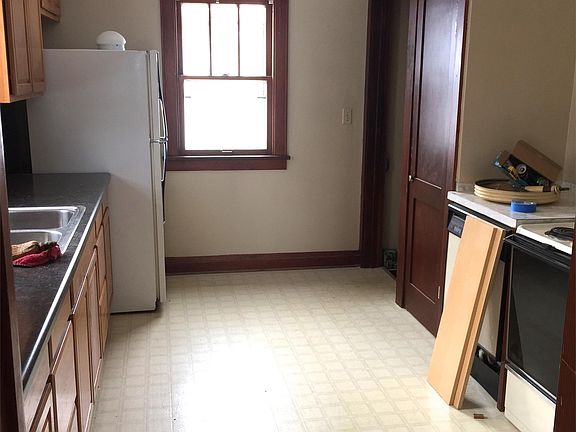 5th image of 634 E 6th St