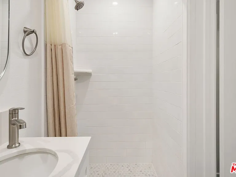1341 N Mariposa Ave — Photo 45