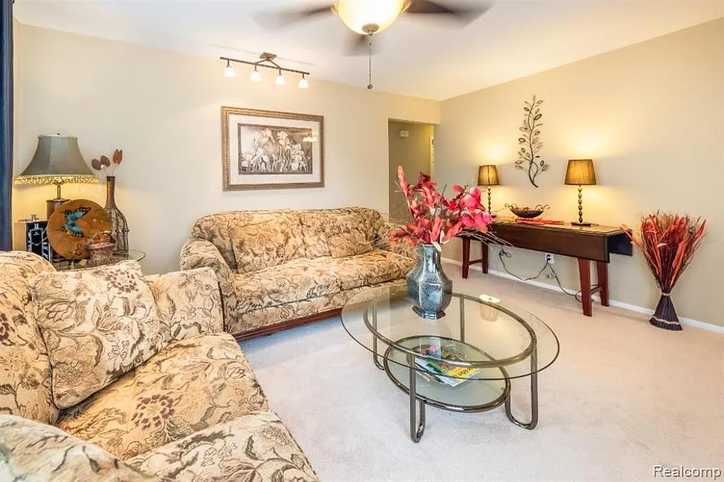 4 bed, 3.5 bath, 1809 sqft, $825 — Photo 3