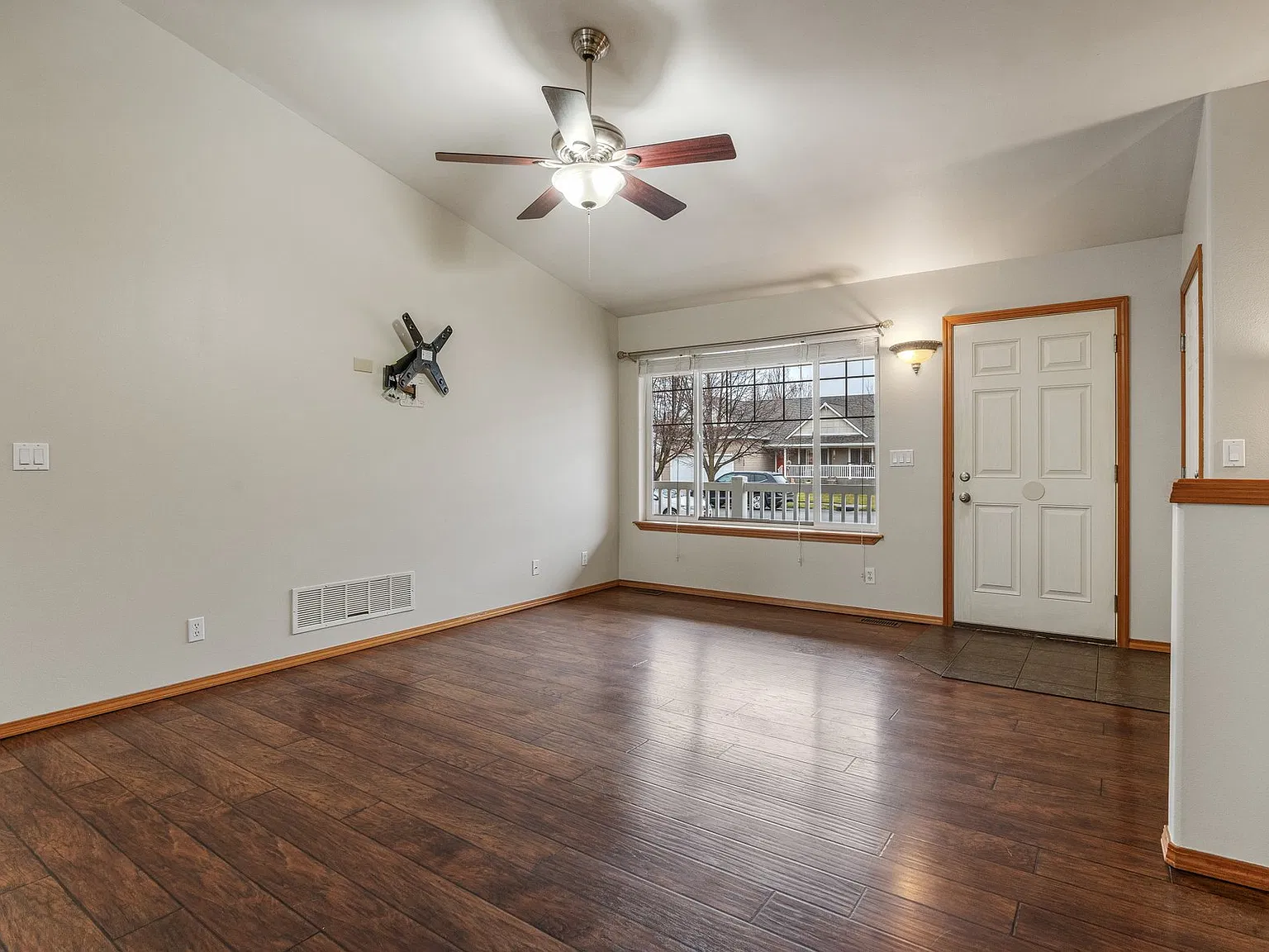 4 bed, 2480 sqft, $3,000 — Photo 3
