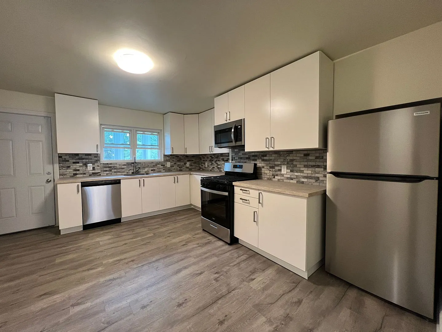 Updated 3BR House with fenced yard! — Photo 3