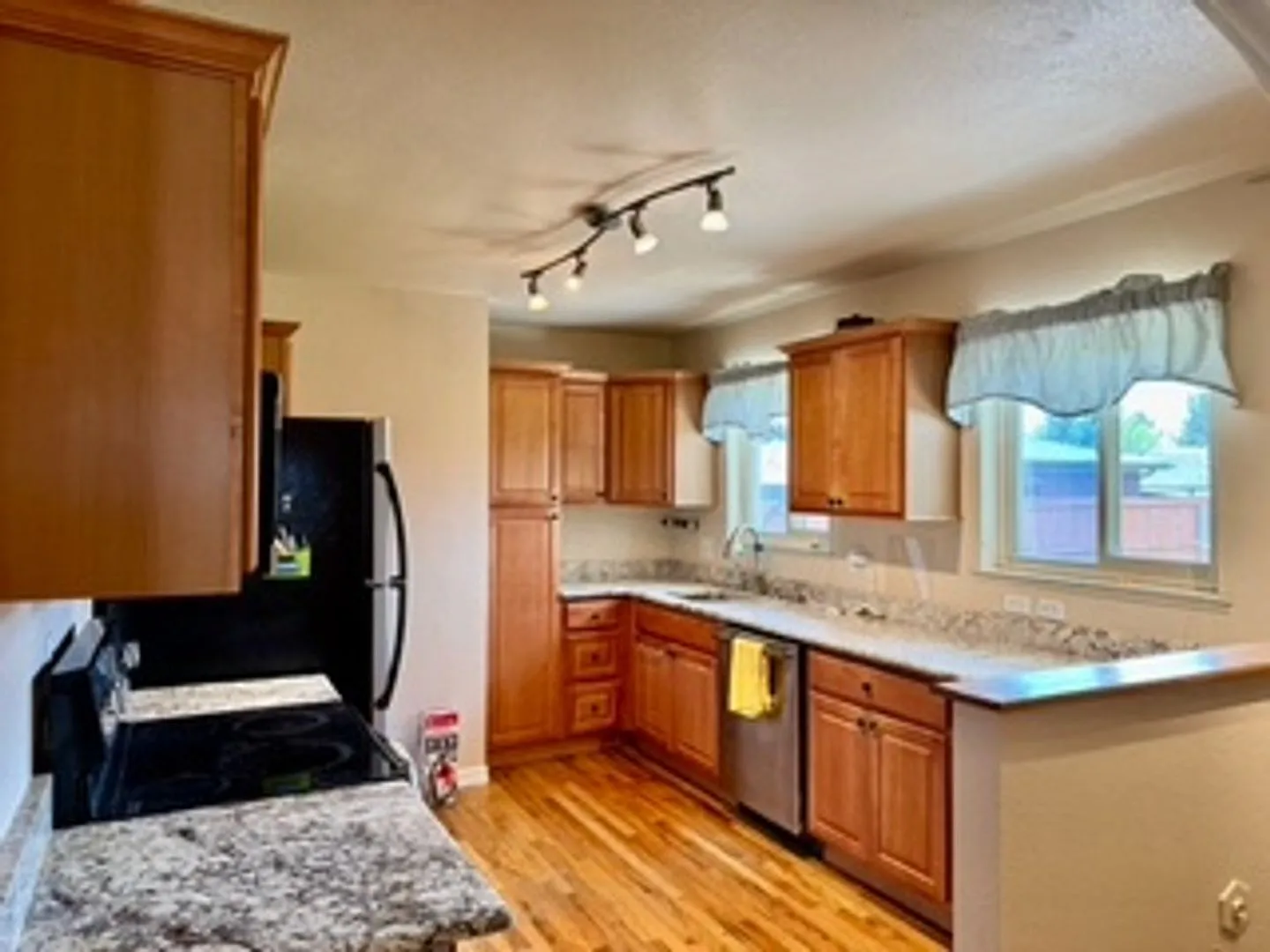 Spacious 6 Bed Ranch | Finished Basement | Huge Yard | Available Now! — Photo 4