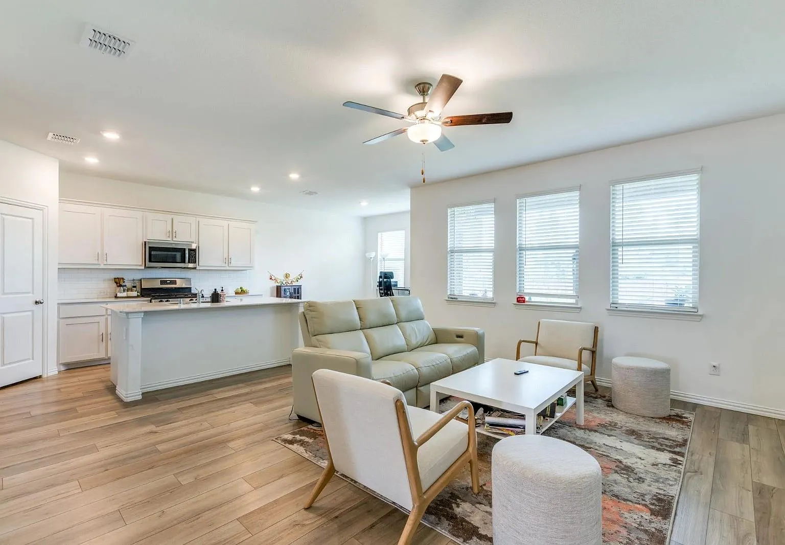 4 bed, 1864 sqft, $2,450 — Photo 4