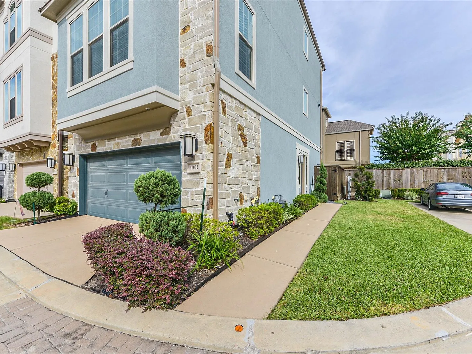 3 bed, 3.5 bath, 2355 sqft, $3,000 — Photo 2