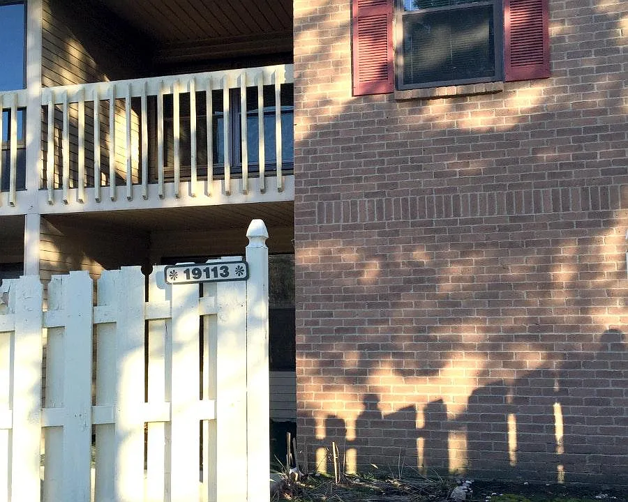 19113 Surrey Ln