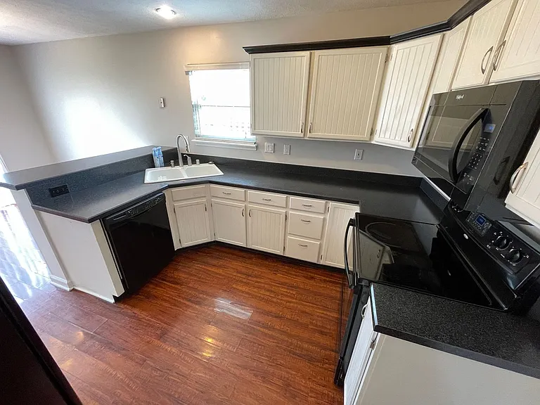 6015 Mercury Dr — Photo 10