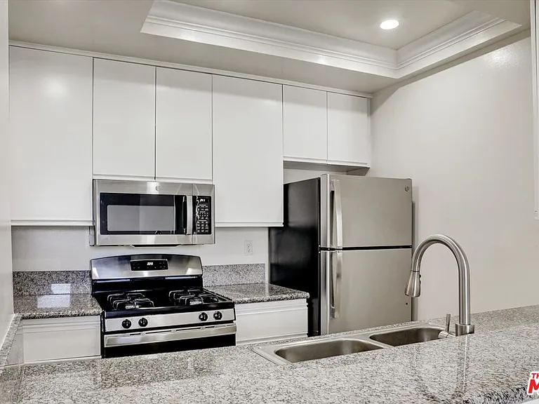 10610 Wilshire Blvd #533 — Photo 4