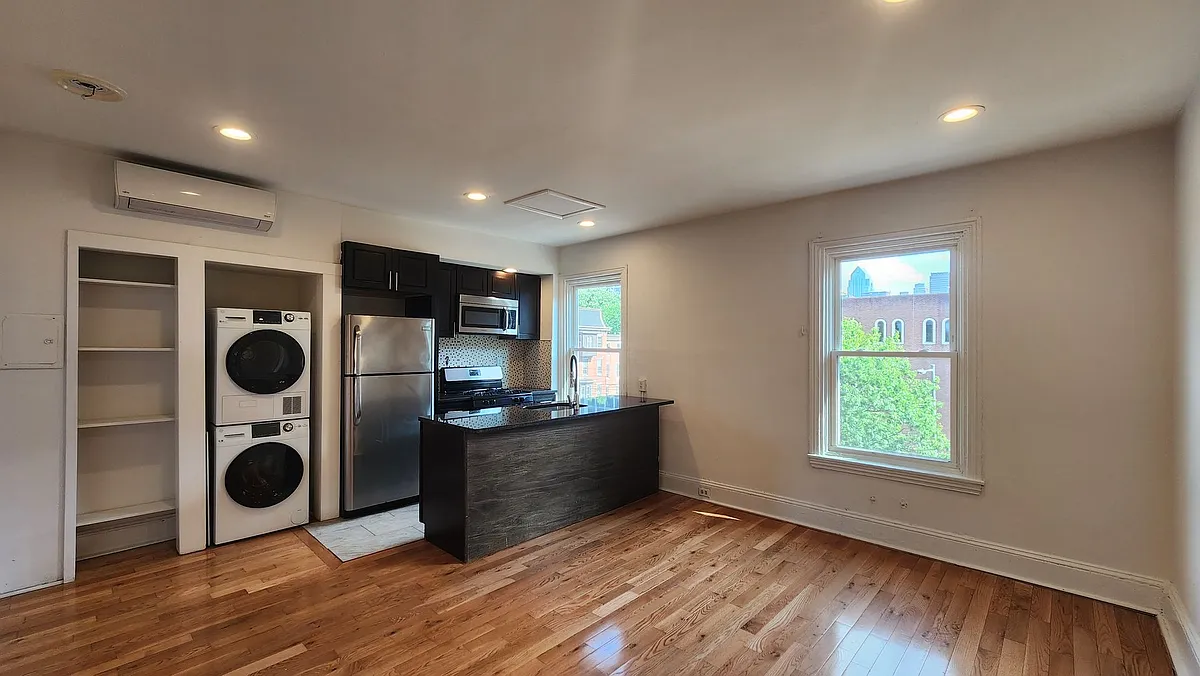 Building Photo - 2109 Spring Garden St #3F