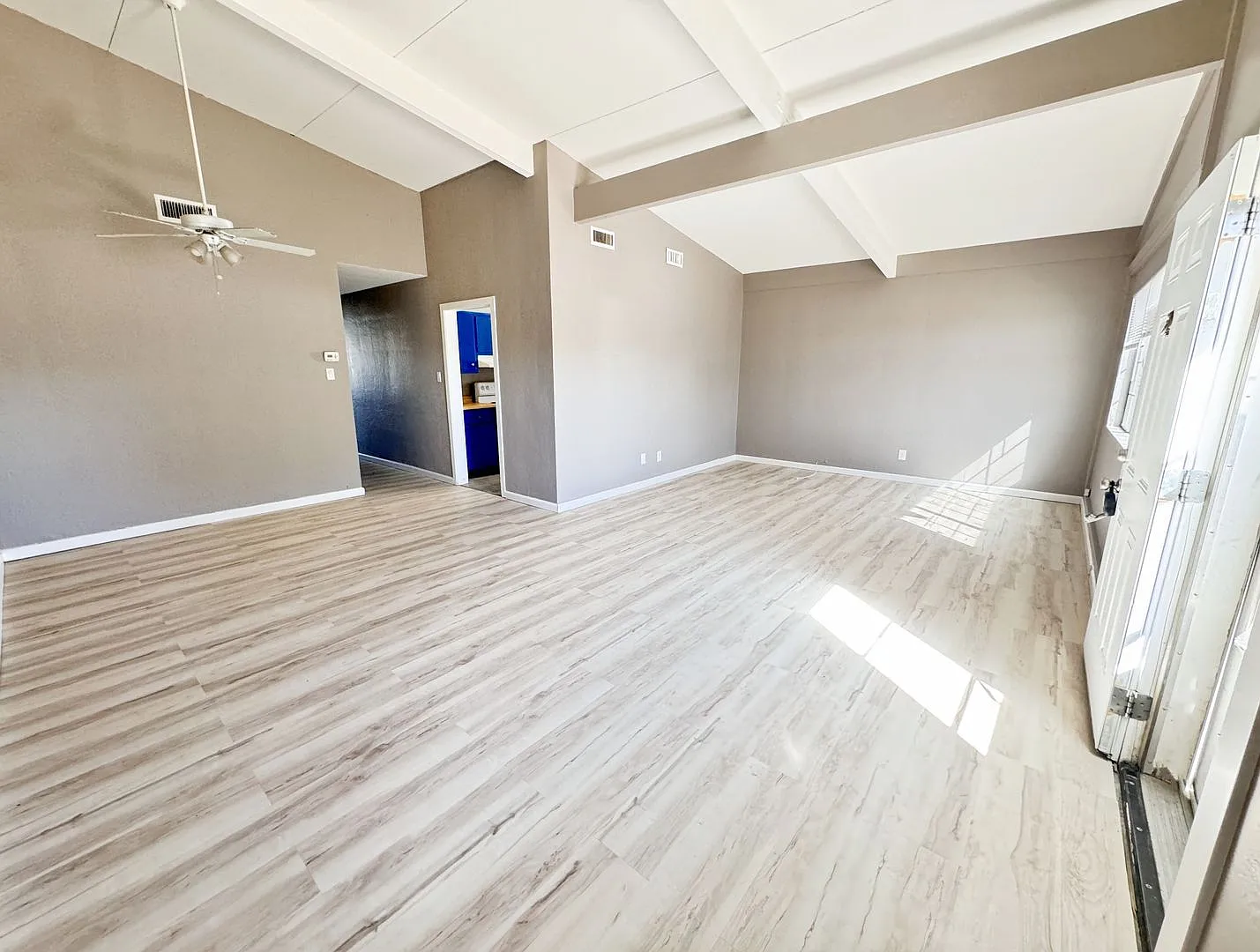 Beautiful 3-bedroom, 1-bathroom Townhouse — Photo 3