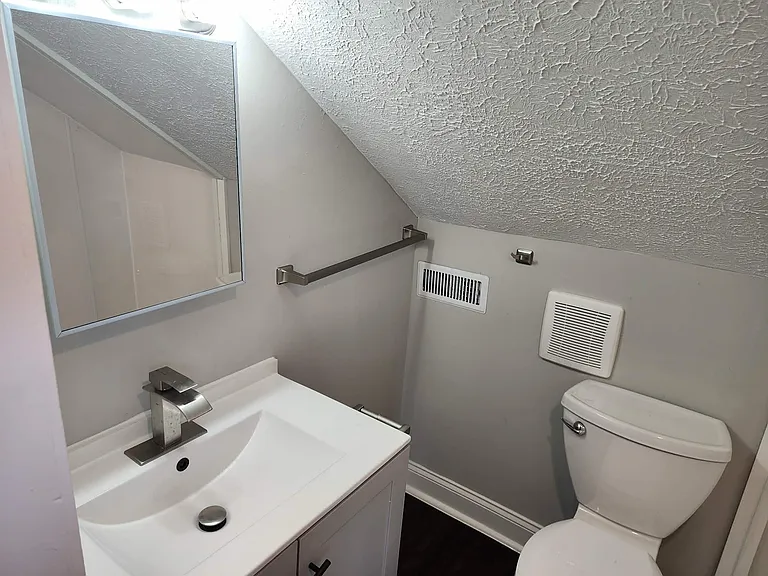 104 Lowe St — Photo 21