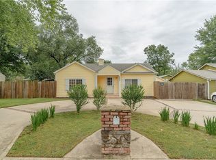 1109 N 10th St, Rogers, AR 72756