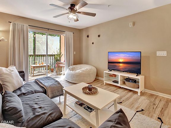 4th image of 940 Village Trl Unit 8-202