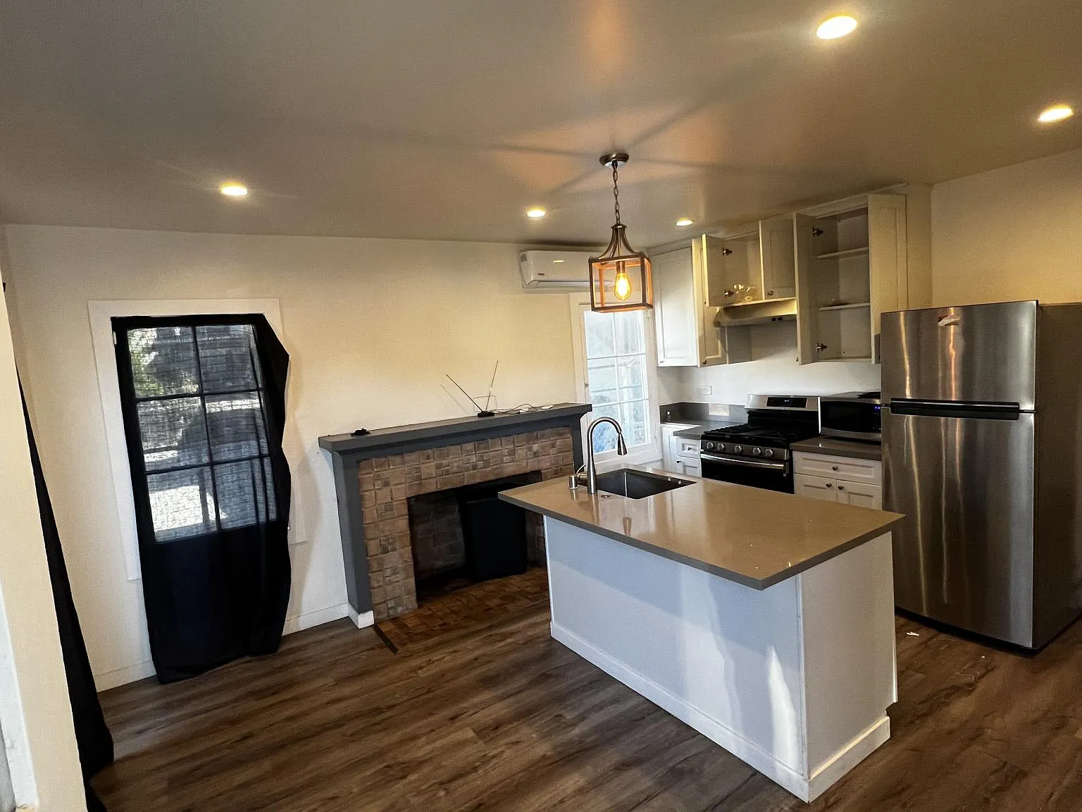 3 bed, 1000 sqft, $3,600 — Photo 2