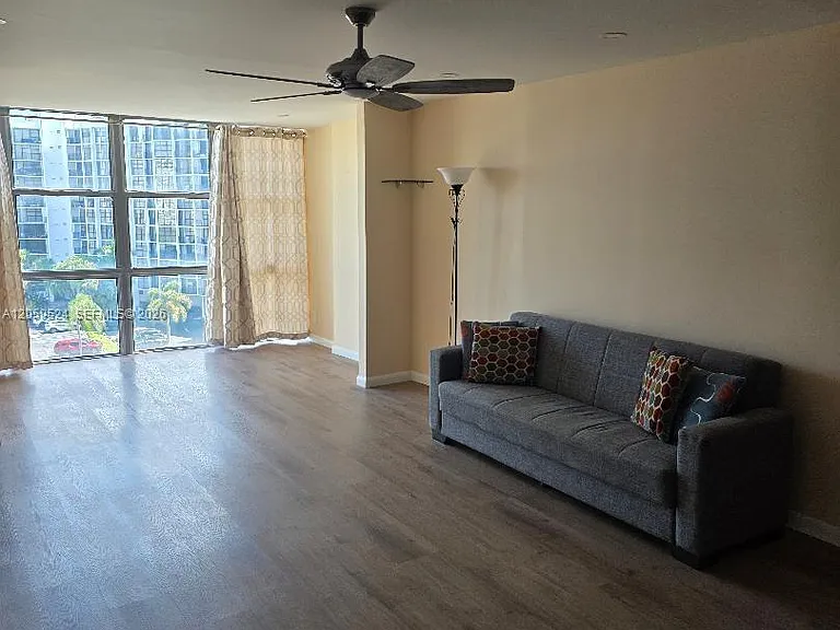 800 Parkview Dr #716 — Photo 6
