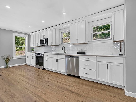 4th image of 521 Northfield Road