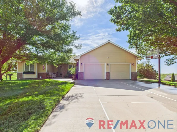 1702 Grandview Dr E, Garden City, KS 67846