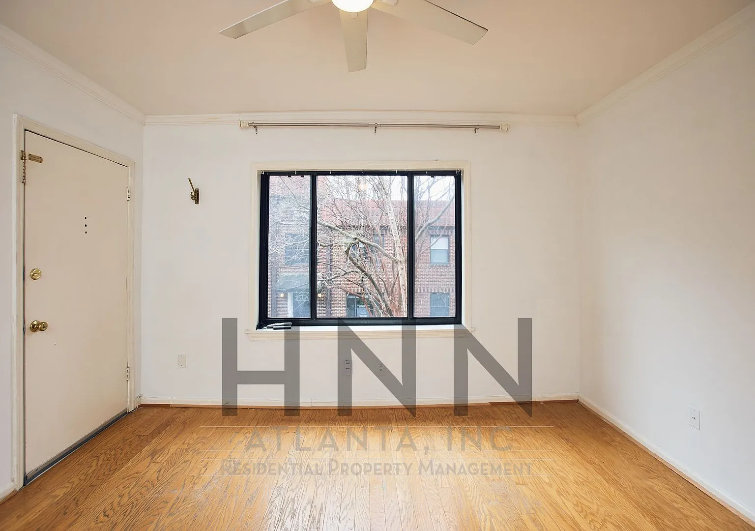 Bright Top-Floor 2/1 Condo in Prime Midtown — Photo 2