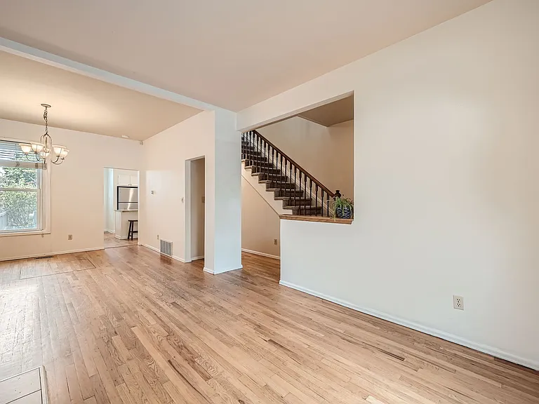 823 E 22nd Ave — Photo 8