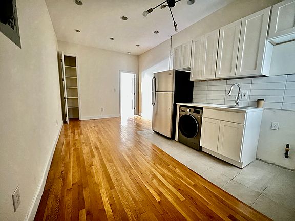 5th image of 433 Rogers Ave APT 2