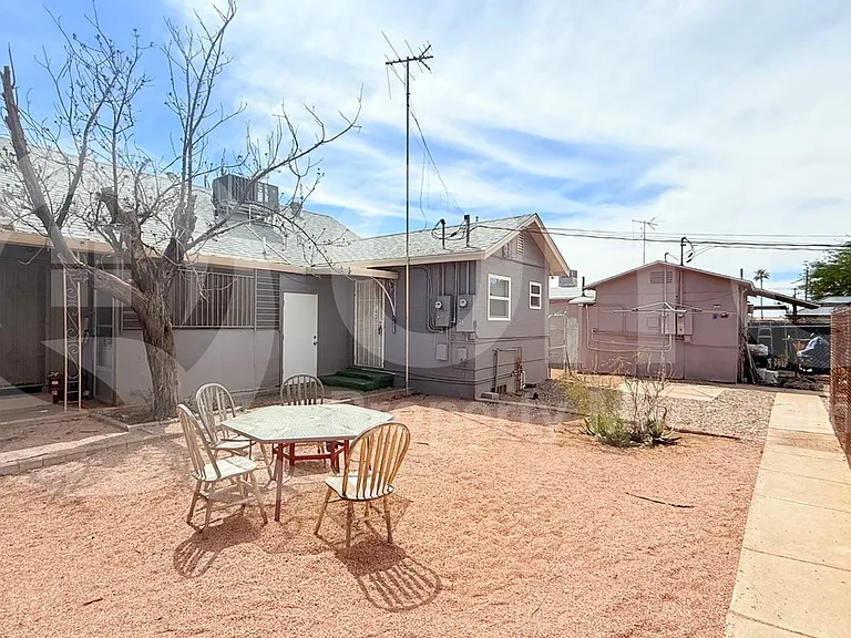 300 W 9th St — Photo 16