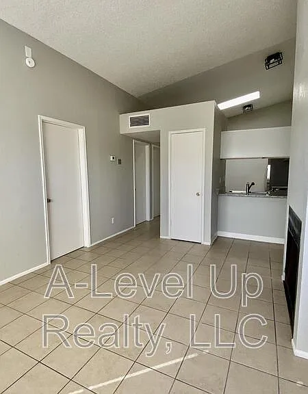 403 E Thoroughbred St — Photo 16