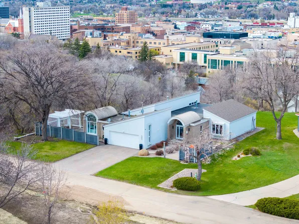 505 8th Ave SE, Minot, ND 58701