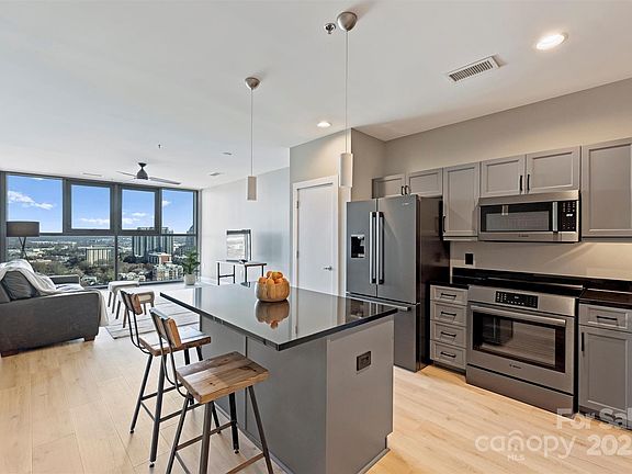 4th image of 333 W Trade St Unit 1903