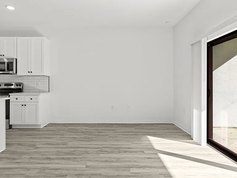 548 Knapp St — Photo 27