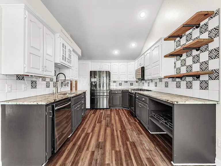 1111 W Poplar — Photo 11