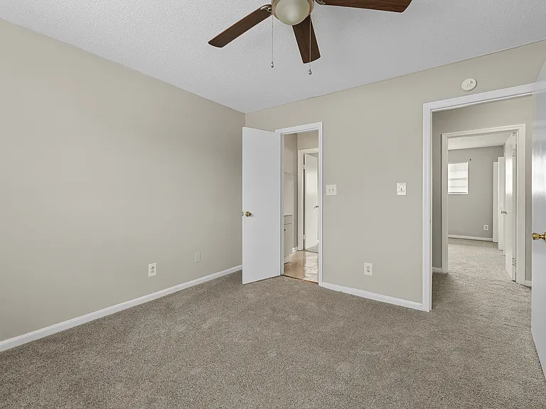 Country Club Apartments — Photo 6
