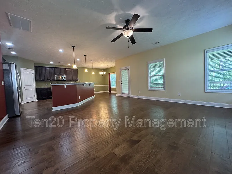 4 bed, 3.0 bath, 2433 sqft, $2,300 — Photo 4