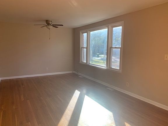 3rd image of 4210 Lakeview Dr NW