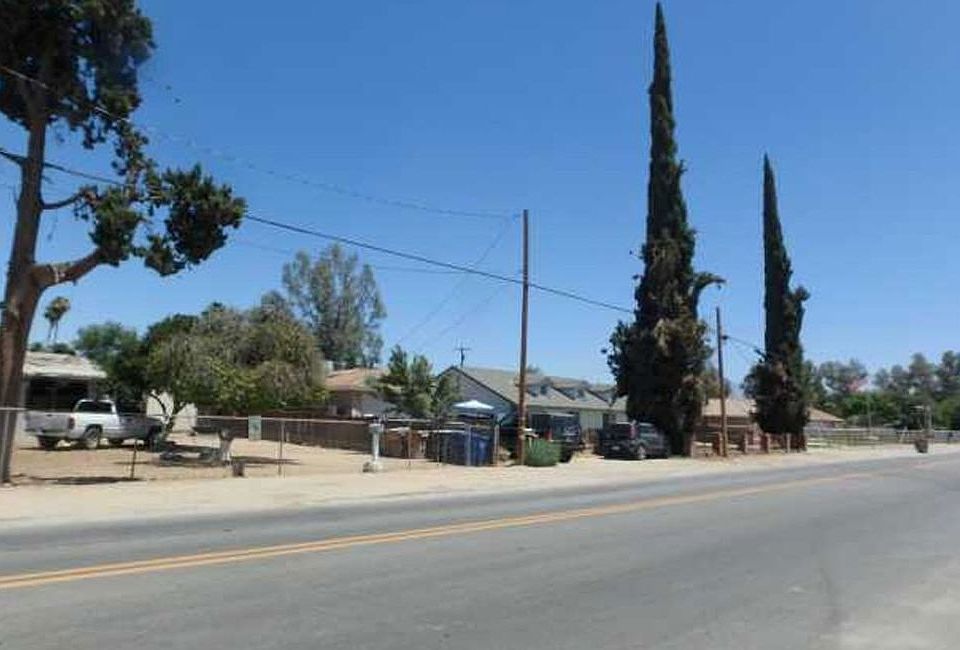 Exterior Neighborhood (street photo)