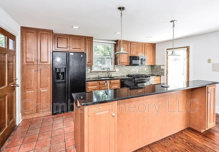 635 N West St — Photo 16