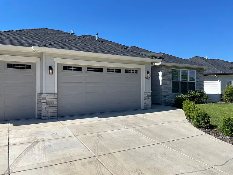 3866 Arizona Dr — Photo 2