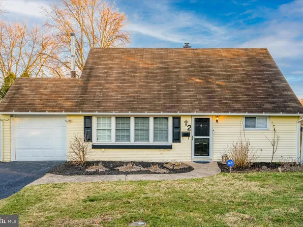 2 Umber Rd, Levittown, PA 19056