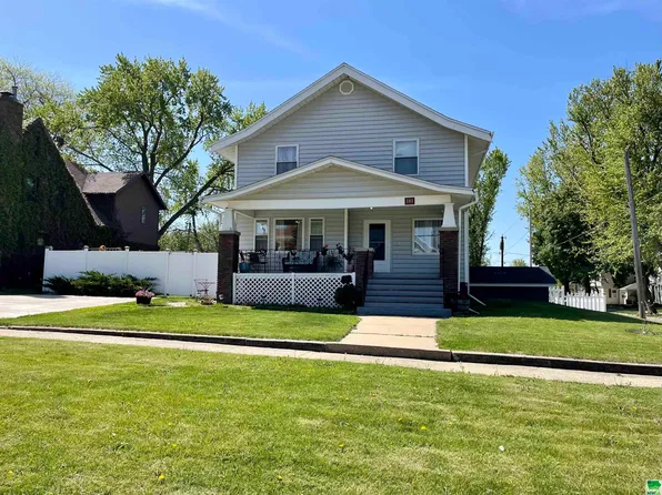 202 E 2nd St, Storm Lake, IA 50588