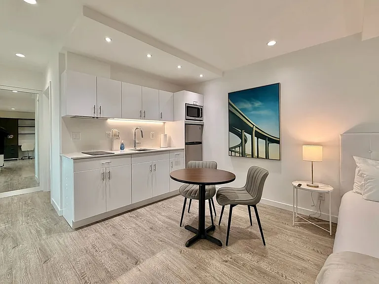 Wilshire Embassy Apartments — Photo 9