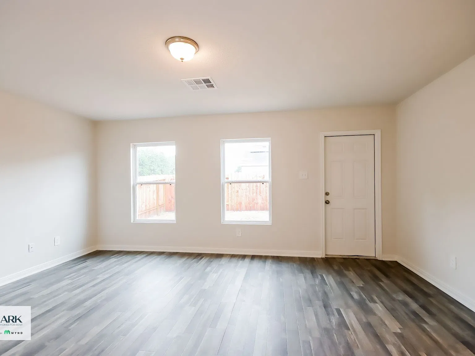 4 bed, 2.0 bath, 1400 sqft, $1,575 — Photo 3