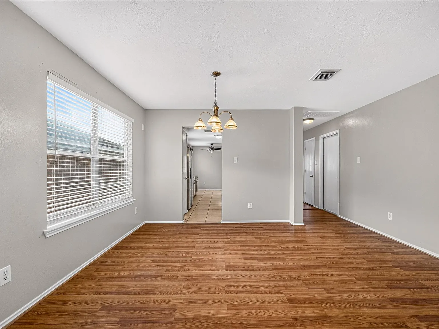 4 bed, 2.5 bath, 2777 sqft, $2,500 — Photo 3