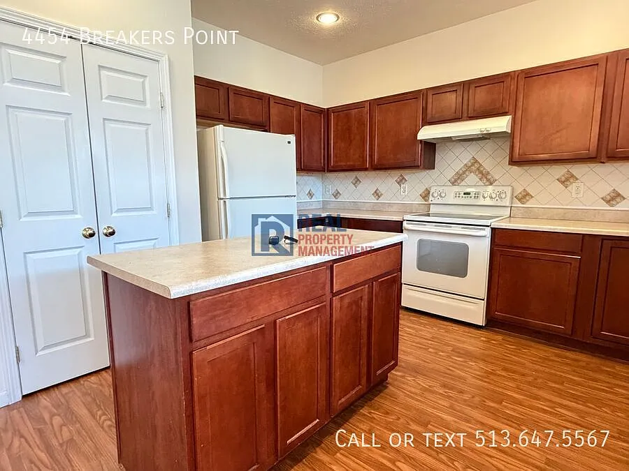 Spacious and Modern 4 BR — Photo 3