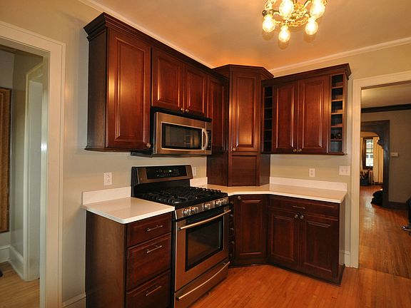 4th image of 1582 Wellesley Ave