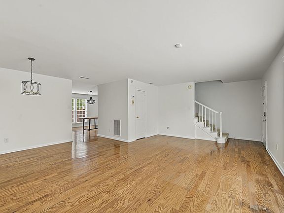 3rd image of 431 Kingswood Ct