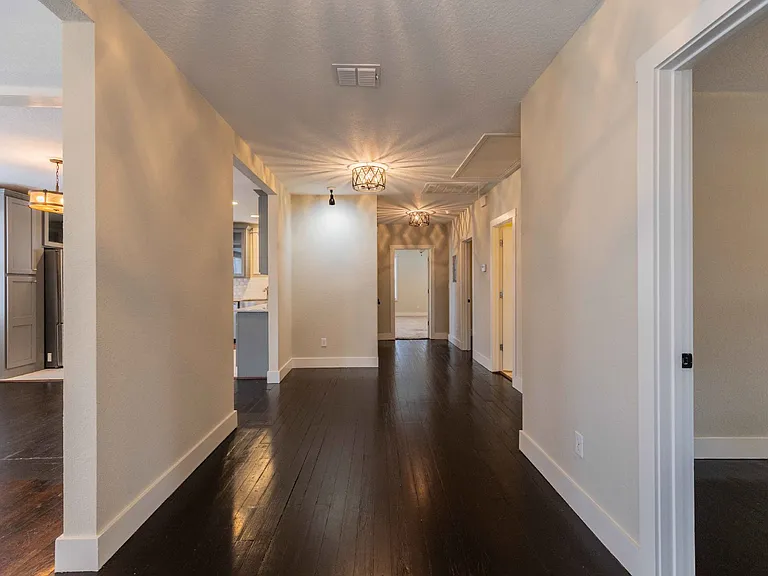 1121 E Crockett St — Photo 4