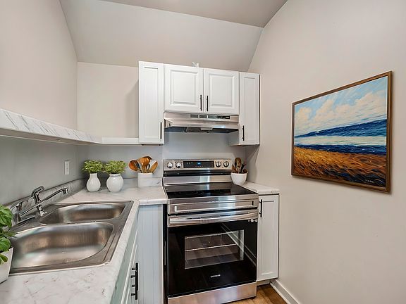 5th image of 1912 S Burdick St #2